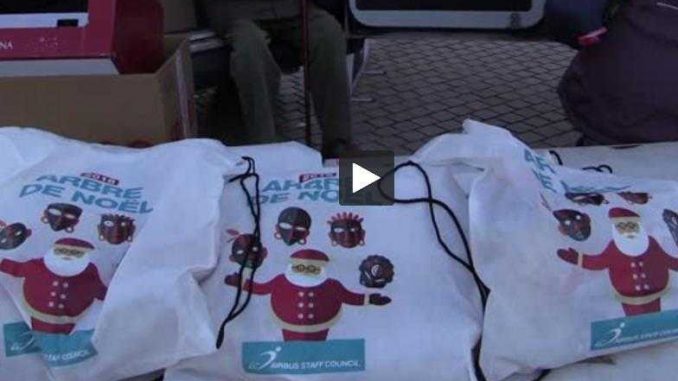 Les Restos du Coeur distribuent leurs premiers jouets de Noël dans les rues de Toulouse Les Restos du Coeur distribuent leurs premiers jouets de Noël dans les rues de Toulouse