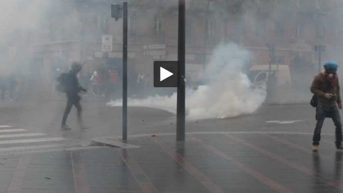 Nouveaux heurts entre lycéens et CRS à Toulouse mardi matin Nouveaux heurts entre lycéens et CRS à Toulouse mardi matin