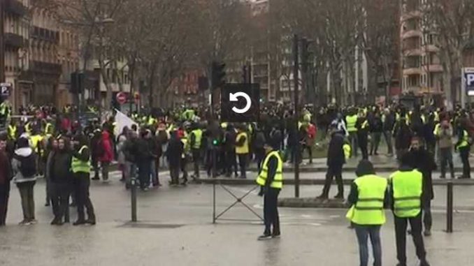 Gilets Jaunes Acte 12, Gaz Lacrymogènes place du Capitole Gilets Jaunes Acte 12, Gaz Lacrymogènes place du Capitole