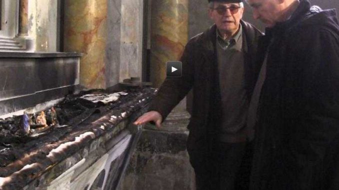 La cathédrale de Lavaur incendiée La cathédrale de Lavaur incendiée
