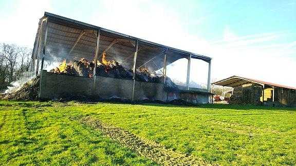 Un hangar totalement détruit par un incendie au sud ouest de Toulouse Un hangar totalement détruit par un incendie au sud ouest de Toulouse