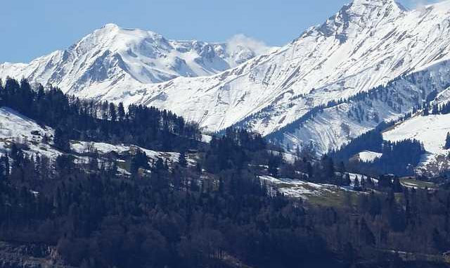 Les Pyrénées en alerte avalanches (1) Les Pyrénées en alerte avalanches