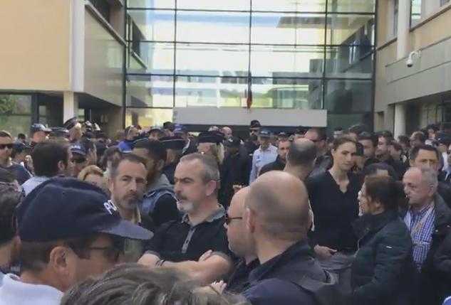 à Toulouse, les policiers ont rendu hommage à leurs collègues à Toulouse, les policiers ont rendu hommage à leurs collègues