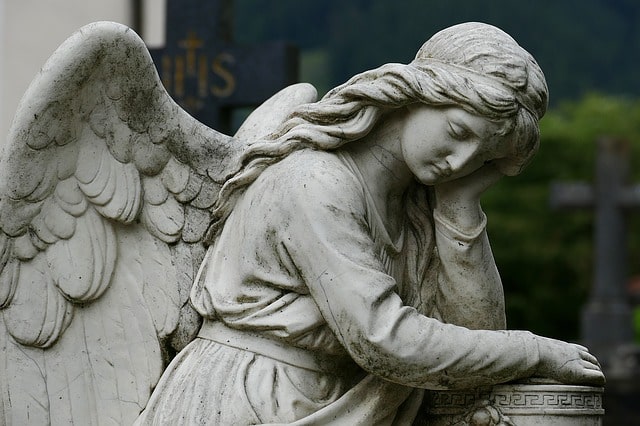 Emotion après la profanation d'une centaine de tombes au cimetière de Toulouse-min Emotion après la profanation d'une centaine de tombes au cimetière de Toulouse
