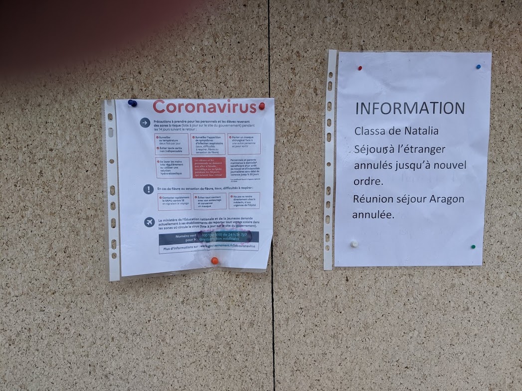 Coronavirus, comment les écoles s'adaptent La France est entrée le weekend dernier dans le "Stade 2" de prévention au coronavirus. Le virus circulant déjà en France et dans notre région, notamment vers Montpellier, les pouvoirs public annoncent qu’il n’y a plus besoin de confiner des personnes revenant des zones exposées au coronavirus. Les écoliers ou le personnel scolaire concernés peuvent donc retourner à l’école, c’est ce qu’affirme le rectorat de Montpellier. Ses responsables rappellent aussi qu'en cas de fermetures de classes à répétition, ce qui n’est pas le cas pour le moment, le CNED, le Centre national d’enseignement à distance, pourrait prendre le relais et proposer des cours à domicile. Pour éviter d'attraper le virus, les pouvoirs publics vous recommandent de régulièrement vous laver les mains, d’éviter tout contact avec des personnes fragiles, mais aussi de surveiller l’apparition de la toux, de fièvre ou de difficultés respiratoires.