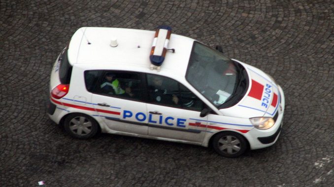 En garde à vue pour une banderole anti Macron sur sa maison En garde à vue pour une banderole anti Macron sur sa maison