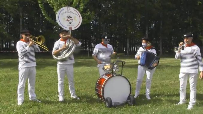 Gers. le d'Artagnan band rend hommage au personnel soignant Gers. le d'Artagnan band rend hommage au personnel soignant