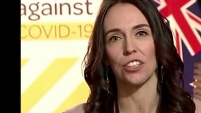 Nouvelle Zélande. Jacinda Ardern Première ministre en direct à la télé lors d'un tremblement de terre Nouvelle Zélande. Jacinda Ardern Première ministre en direct à la télé lors d'un tremblement de terre