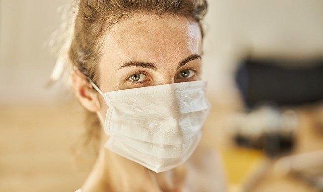 Macron et Véran annoncent les masques gratuits pour les plus précaires Macron et Véran annoncent les masques gratuits pour les plus précaires