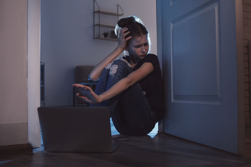 Le Web constitue un écosystème complexe où se côtoient des millions de femmes et d’hommes aux intentions diverses. En effet, sur internet, autant il y a des personnes aux intentions nobles, autant il y a des vendeurs d’illusions, des cybercriminels, des pervers, des terroristes et des pirates qui sont à l’affût de la moindre information pour diffamer, piéger et kidnapper, etc. Sur internet, les plus grandes victimes sont les enfants et les adolescents qui ne sont pas forcément préparés à affronter cet univers. Éduquer les enfants aux risques d’internet